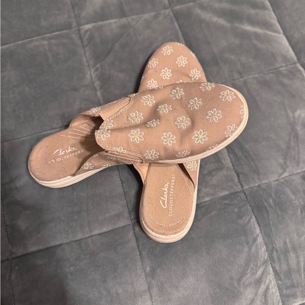 Clarks Women's Tan Daisy Mules